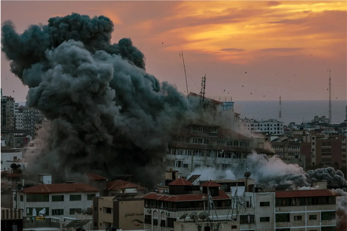 Israel bombardea Gaza mientras se mantienen las negociaciones de tregua con Hamás