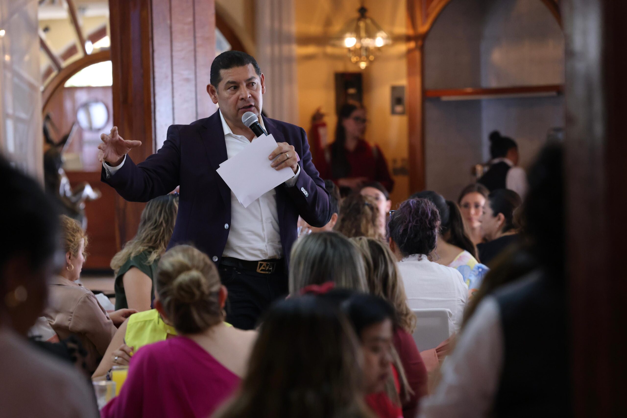 Alejandro Armenta propone un gobierno de Puebla con mayor presencia femenina